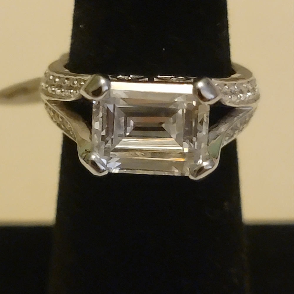 Beautiful Sterling silver 925 cz size 5.75